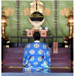C:\Users\Mcarmen\Documents\2. ARTICULOS Y RESEÑAS\35. Hermeneutica Kitsune Shinto heretico\ILUSTRACIONES\Fig\1.Priest_at_Dazaifu_Tenmagu_shrine_1.jpg