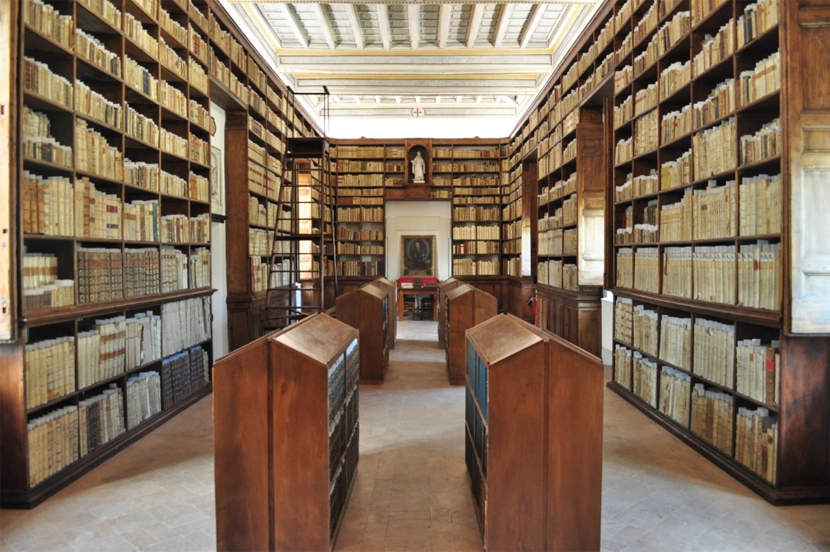 Biblioteca con muebles de madera

Descripción generada automáticamente con confianza media