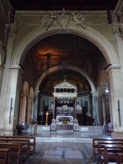 Vista del interior de una iglesia

Descripción generada automáticamente con confianza media