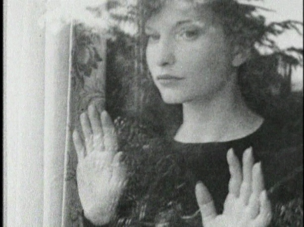 Foto en blanco y negro de una mujer

Descripción generada automáticamente