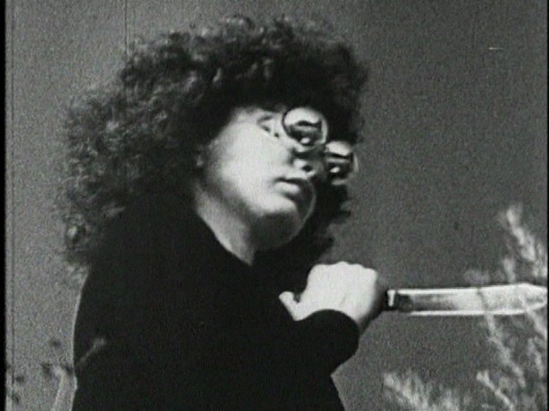 Foto en blanco y negro de una persona con un micrófono en la mano

Descripción generada automáticamente con confianza baja