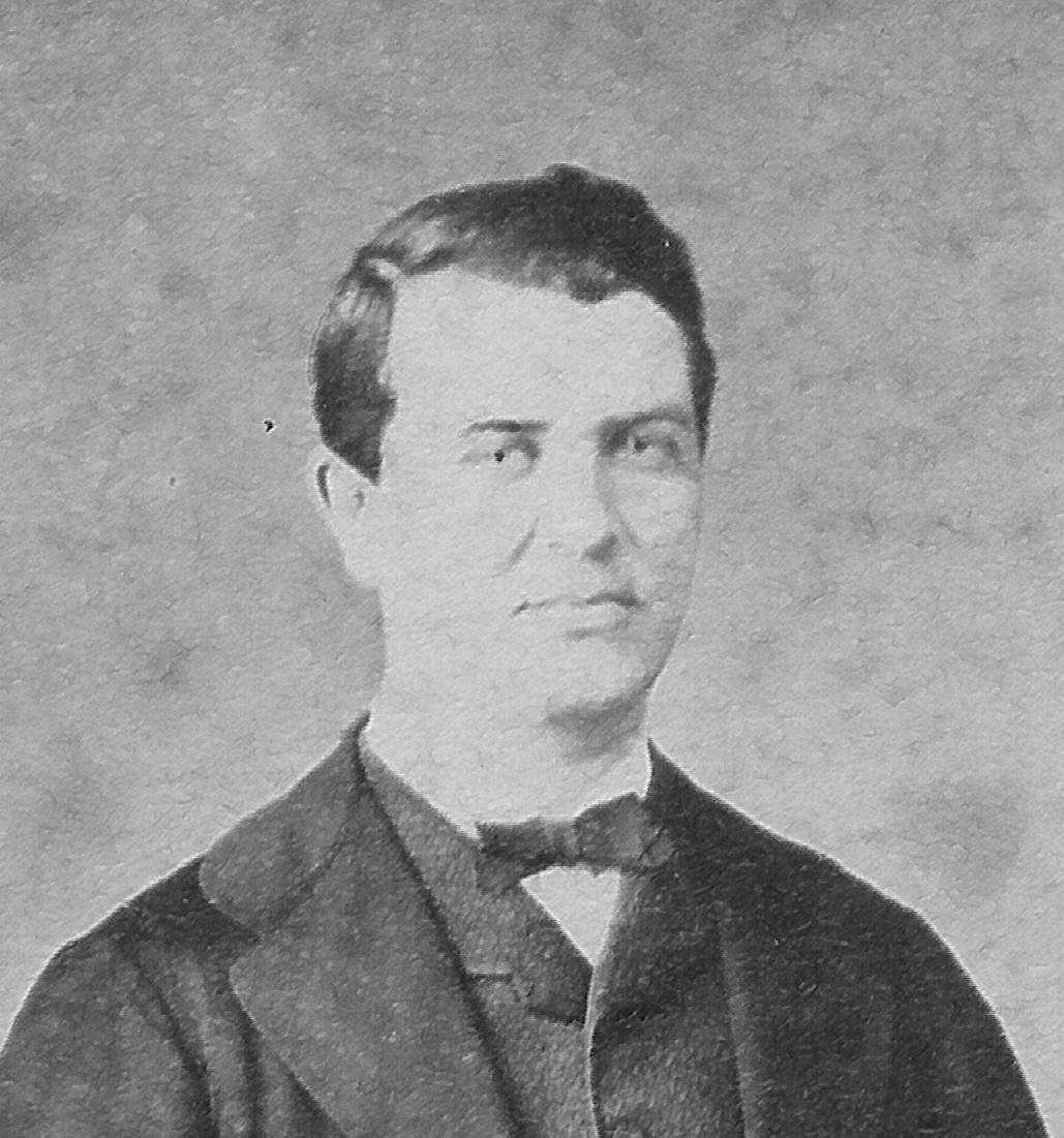 Foto en blanco y negro de un hombre con traje y corbata

Descripción generada automáticamente