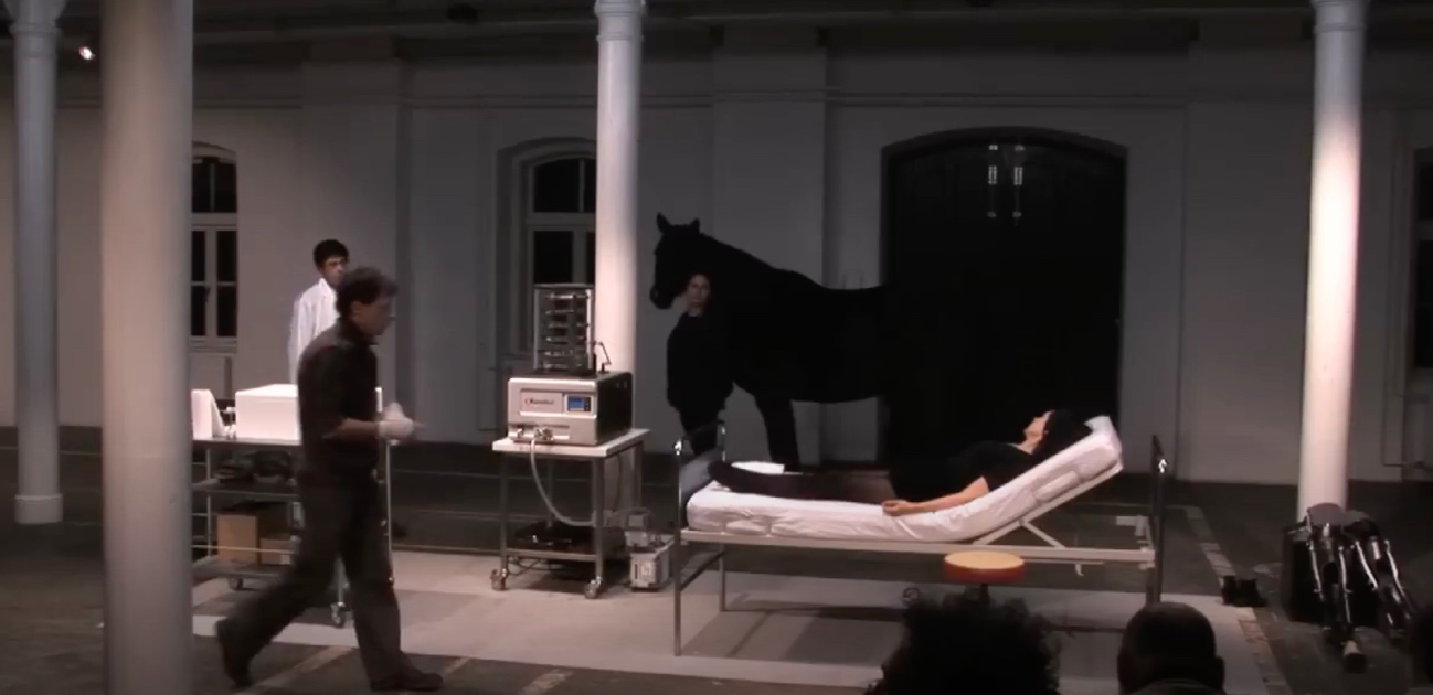 Imagen que contiene interior, mujer, hombre, cuarto

Descripción generada automáticamente