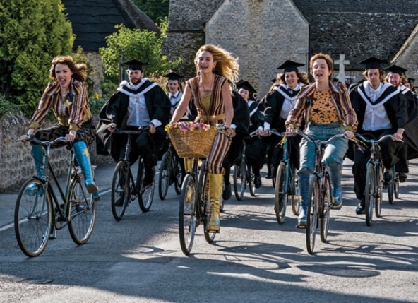 Un grupo de personas en bicicleta en la calle

Descripción generada automáticamente