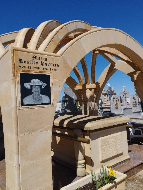 Imagen que contiene tabla, caja, silla, edificio

Descripción generada automáticamente