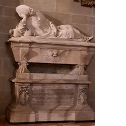 Imagen que contiene interior, edificio, foto, pequeño

Descripción generada automáticamente