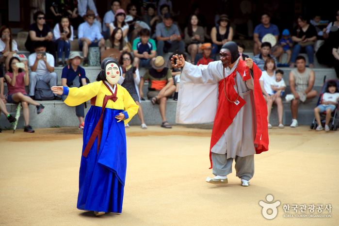 Espectáculo Byeolsingut Talnori de Hahoe (하회별신굿탈놀이 상설공연)