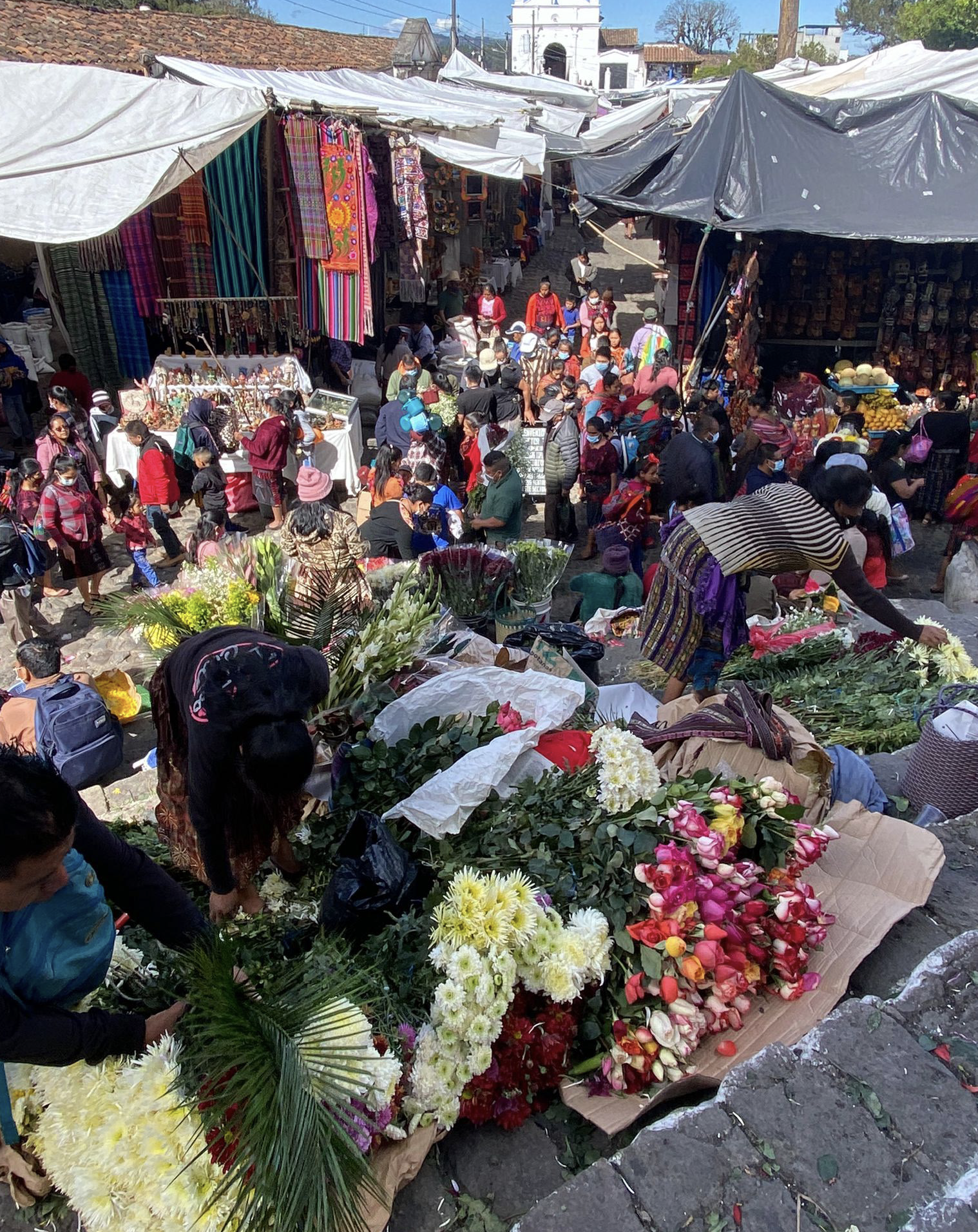 El mercado de Chichicastenango (Quiché) es uno de los mayores de América. En él se pueden encontrar desde flores para ofrendas,
frutas y verduras hasta animales vivos u objetos de artesanía de distintas aldeas.