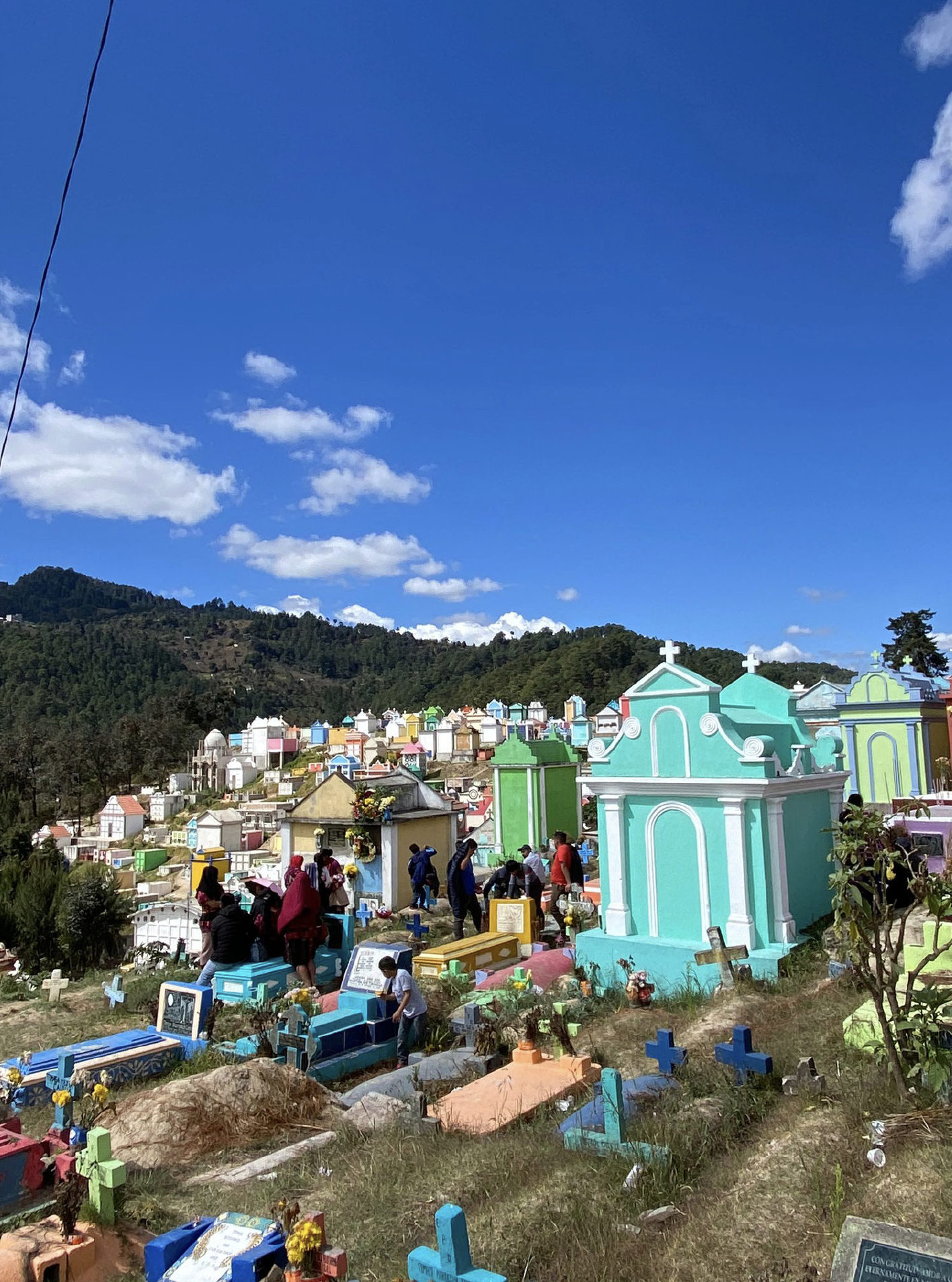 El cementerio de Chichicastenango (Quiché) es muy colorido y está lleno de vida. En él se puede ver a familias que pasan el día
sobre las tumbas, carritos de helados, rituales de origen maya en los que se queman ofrendas…