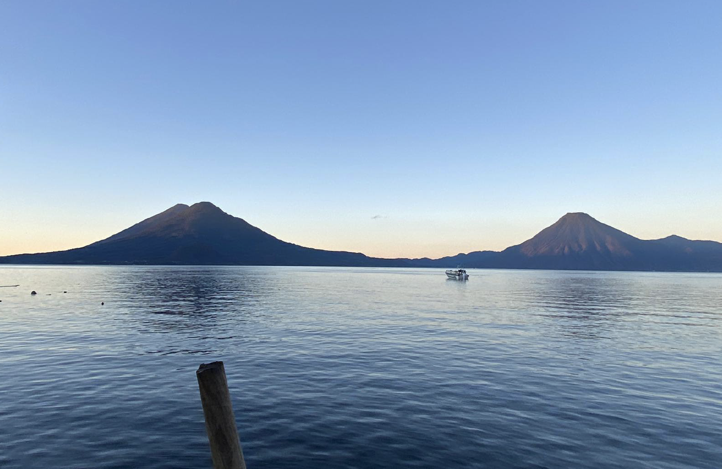 A las orillas del lago Atitlán, se alzan los volcanes Atitlán, San Pedro y Tolimán.