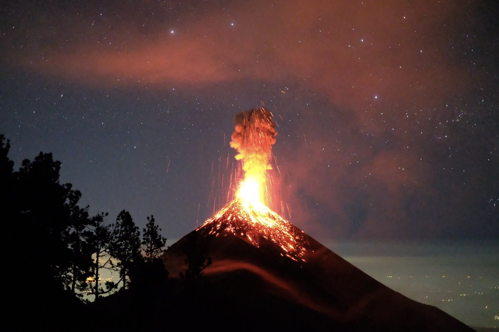 Erupción en el volcán de Fuego visto desde el campamento base en el volcán Acatenango. Este es uno de los volcanes más activos del planeta.