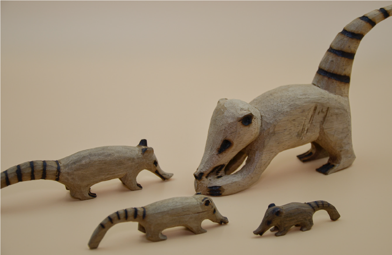 Distintas tallas zoomorfas de animales autóctonos
de la selva misionera realizados
tanto en maderas duras como blandas
por algunos de los artesanos anteriores.