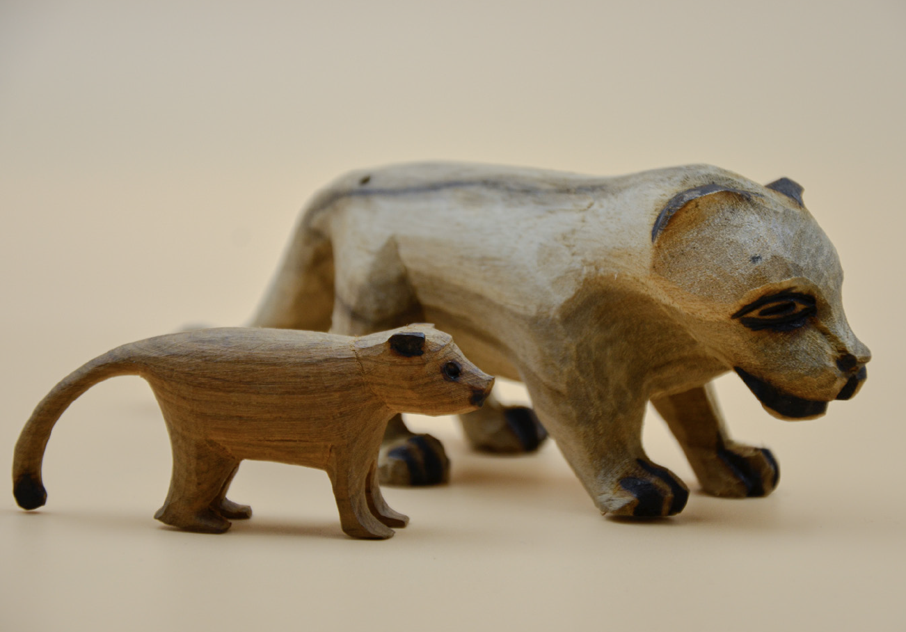 Distintas tallas zoomorfas de animales autóctonos
de la selva misionera realizados
tanto en maderas duras como blandas
por algunos de los artesanos anteriores.