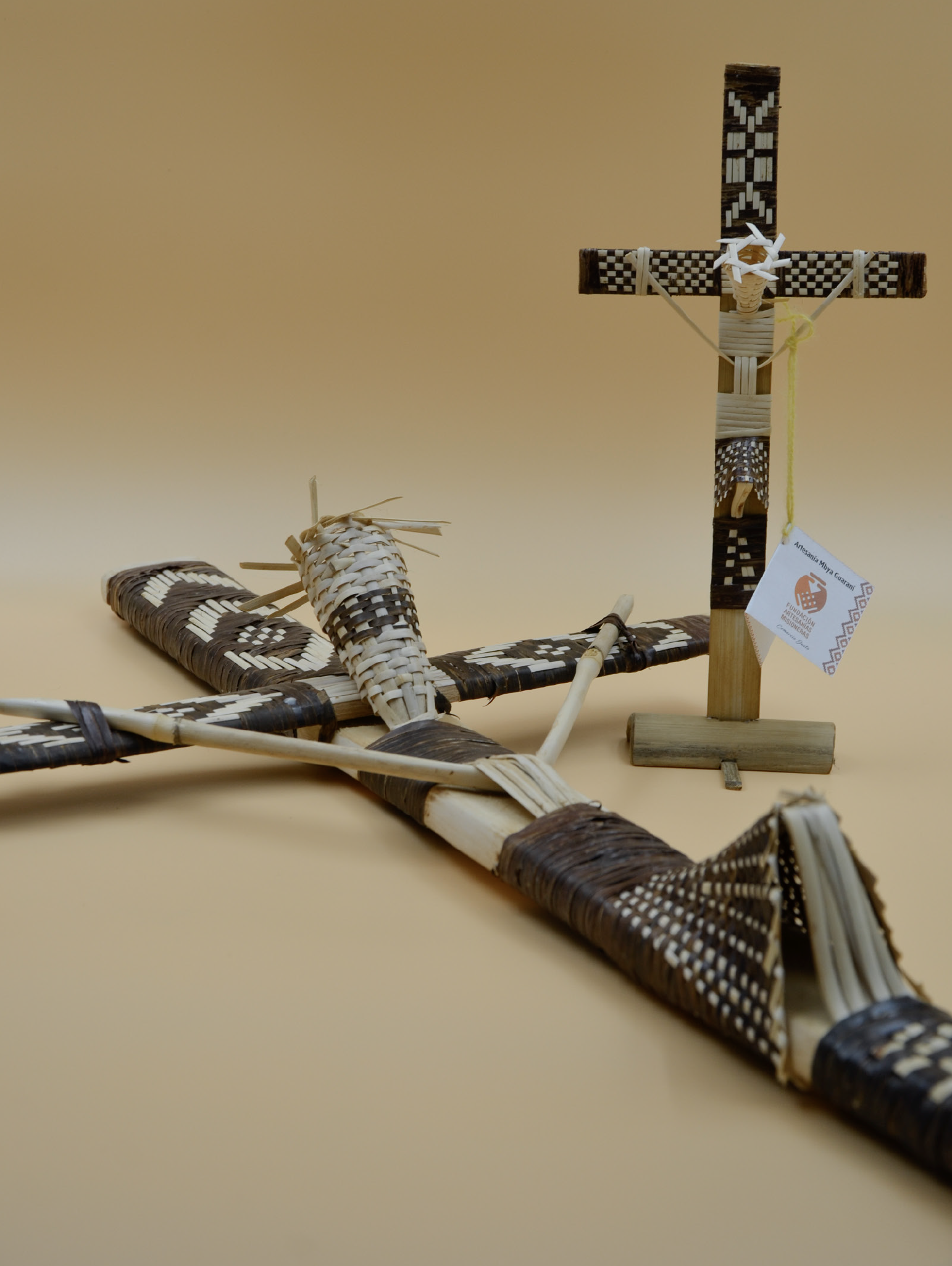 Cruces, una simbología de Cristo en la cruz elaborada con tacuara y ñandeta (tipo de tacuara flexible) revestido
en tejido de tacuarembó y guembepy. (Artesano: Lorenzo Duarte, de la comunidad Santa Ana Poty,
en Santa Ana).