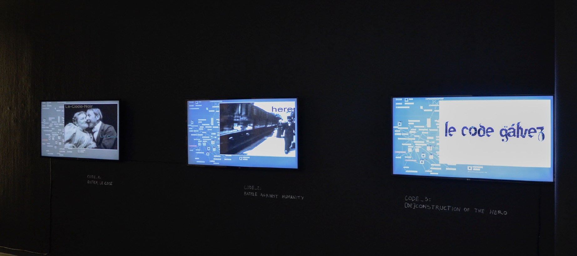Secuencias de vídeo mostradas simultáneamente en tres monitores.