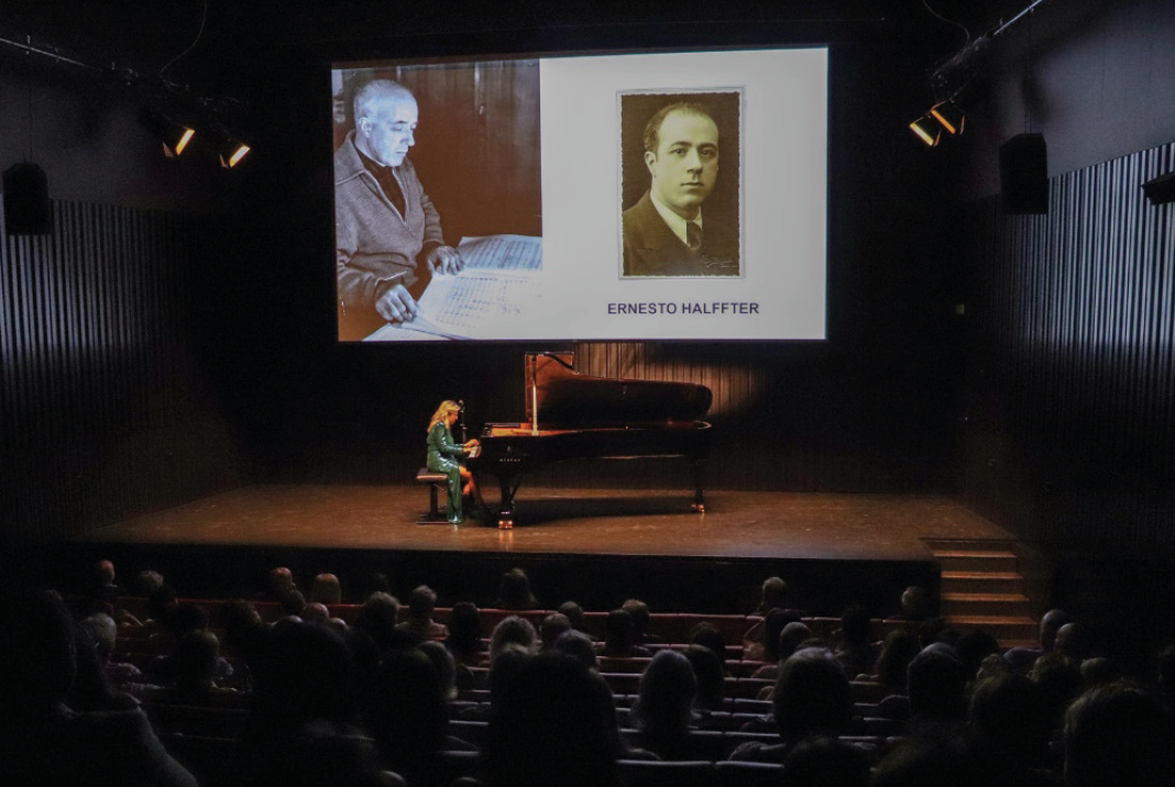 Paula Coronas al piano durante el recital celebrado el día 27 de
octubre de 2022 en el Auditorio del Museo Picasso, de Málaga.
(Foto: Tamara Harillo).