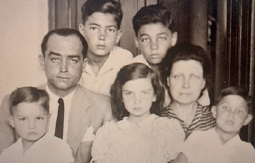Adolfo Ramírez Laynes-Manuel y María del Mar Gallego Almansa
con sus cinco hijos en Benarrabá (Málaga). Adolfo es el niño de
pie a la derecha. (Foto: archivo familiar de la autora).