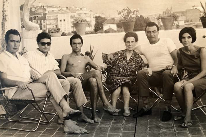 Hermanos Ramírez Gallego con su madre. Adolfo es el segundo
por la derecha. Torremolinos (Málaga), 1966. Viaje de luna de
miel. (Foto: archivo familiar de la autora).