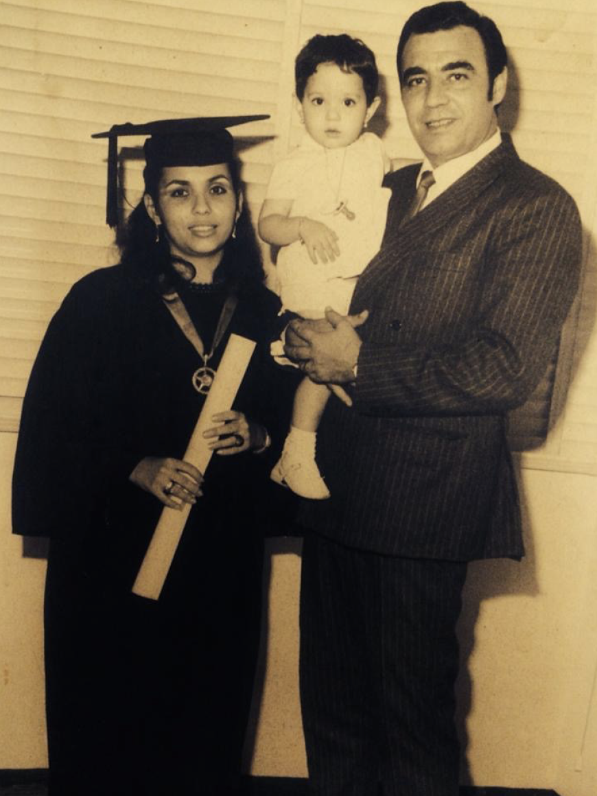 La autora de este texto junto a su padre, Adolfo Ramírez Gallego,
y su madre, Eunice Alvarado Testta, en Caracas (Venezuela), en
1967 y 1968. (Foto: archivo familiar de la autora).