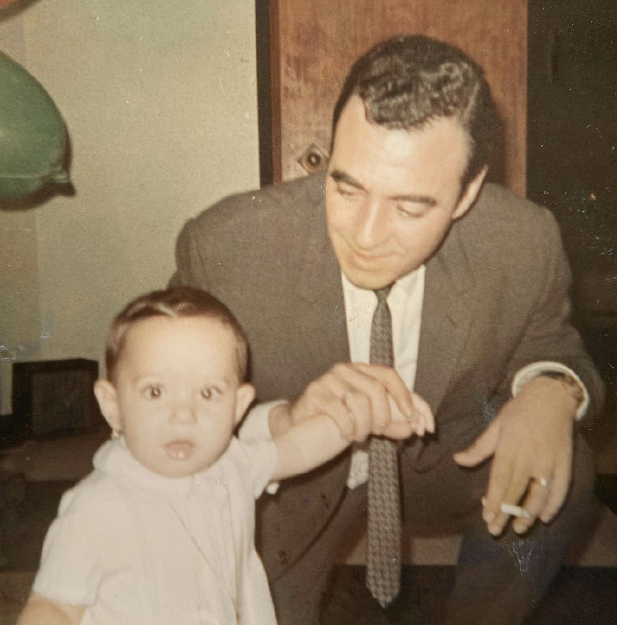La autora de este texto junto a su padre, Adolfo Ramírez Gallego,
y su madre, Eunice Alvarado Testta, en Caracas (Venezuela), en
1967 y 1968. (Foto: archivo familiar de la autora).