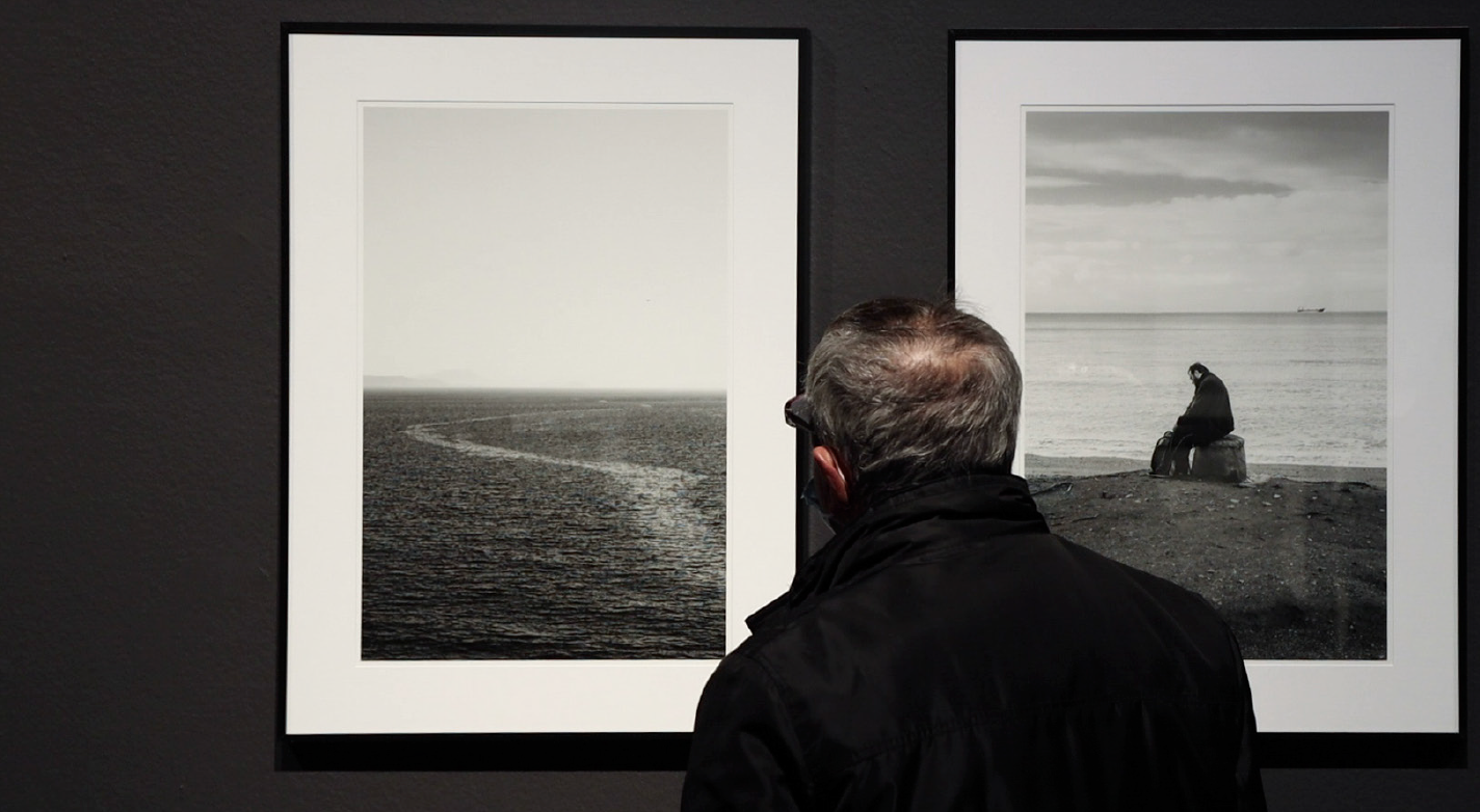 De izquierda a derecha,
imágenes asociadas a los
conceptos «horizonte y
exiliado».
