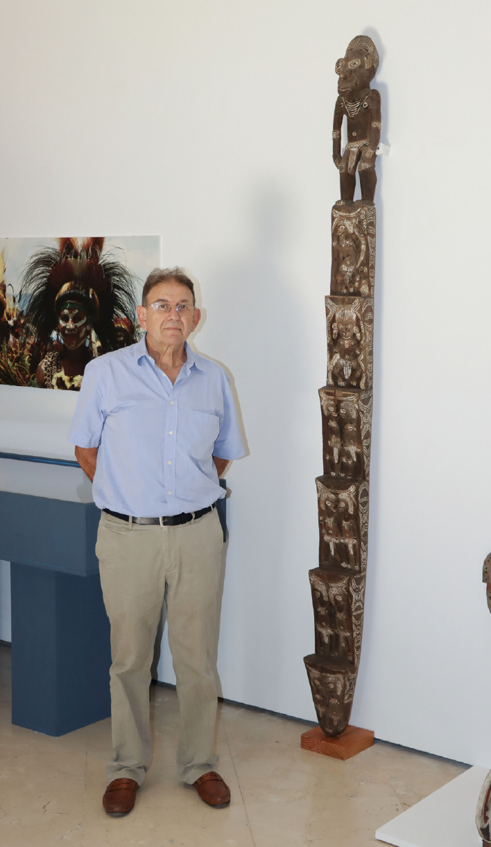 Juan Antonio Camiñas, en la exposición Otros mundos, el Pacífico
en Málaga. (Foto Raúl Orellana).