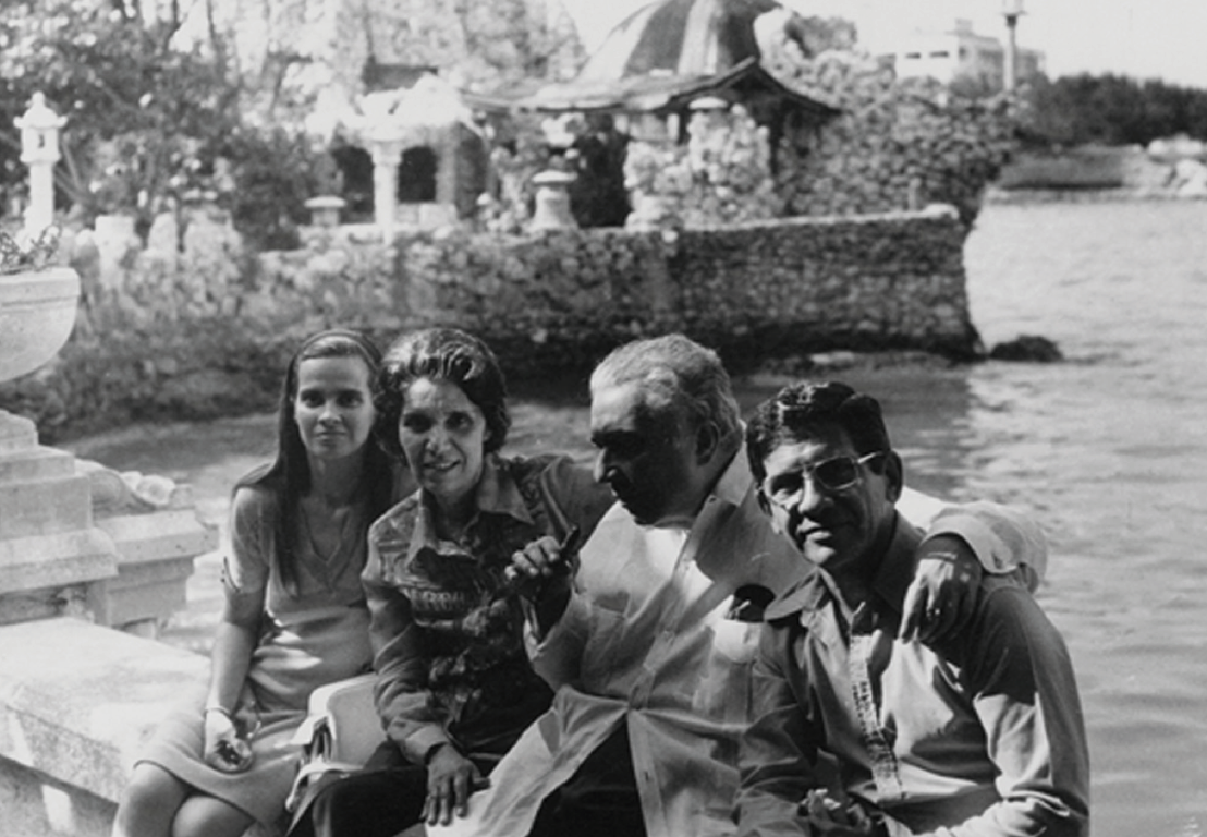 De izquierda a derecha: Chantal Dumaine, María Luisa Bautista, José Lezama Lima y José Triana, en el jardín del restaurante 1830, en
La Habana (Cuba), 1970. (Foto: Chantal Dumaine).