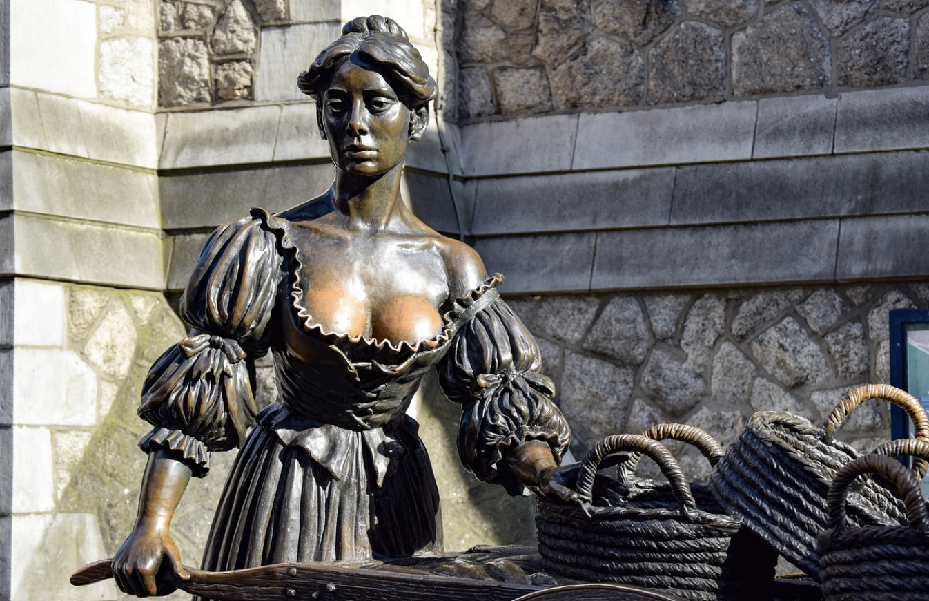 Una canción muy popular tiene como protagonista a Molly Mallone, quien recorre las calles de Dublín vendiendo berberechos y mejillones. (Foto: https://pixabay.com/es/photos/molly-malone-estatua-bronce-mujer-2539611/).