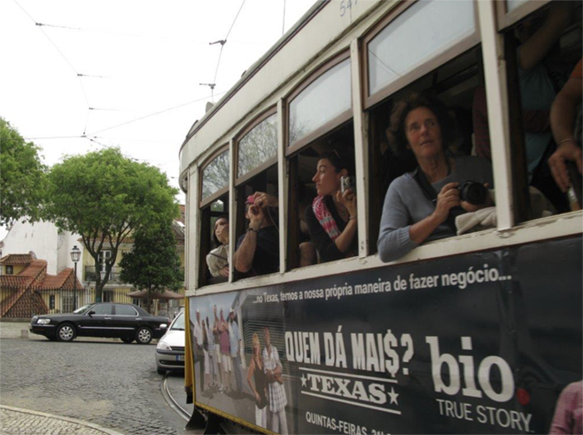 O eléctrico 28 passa pela Sé de Lisboa, bem perto do Museu do Aljube — Resistência e Liberdade, antiga prisão política transformada em espaço de memória.