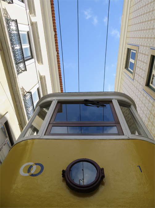 O Elevador do Lavra — o mais antigo elevador de Lisboa — faz o transporte entre as Portas de Santo Antão e a Rua Câmara Pestana, perto do Jardim do Torel. São 188 metros muito inclinados.