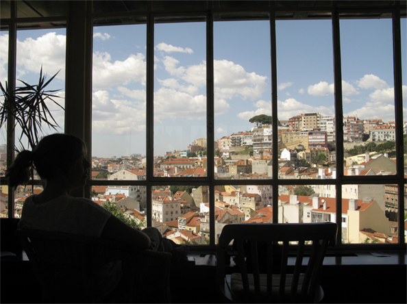Vista do café do Teatro Taborda, numa das colinas históricas de Lisboa. Ao fundo, o Miradouro da Senhora do Monte.