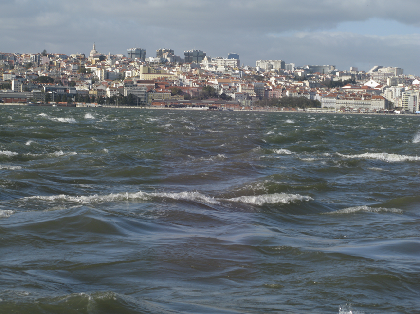 Vista de Lisboa da outra margem do Tejo, em Cacilhas. Os cacilheiros fazem a ligação em menos de dez minutos.