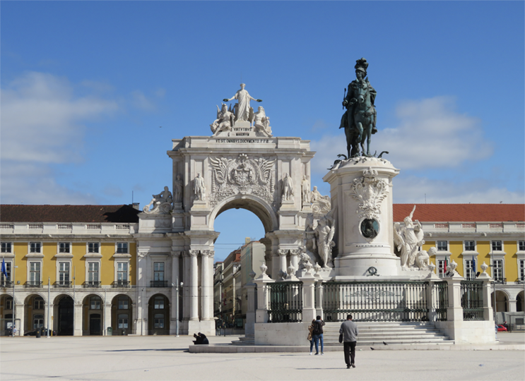 Praça do Comércio (ou Terreiro do Paço), construída após os violentíssimos terramoto e maremoto de 1755, que destruíram quase toda a Lisboa da época.