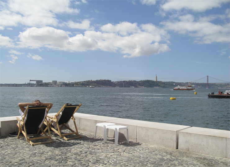 Esplanada da nova Lisboa turística, perto do Cais do Sodré.