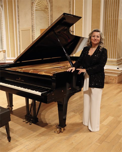 Paula Coronas posa para TSN junto al piano de la Sala Unicaja de Conciertos María Cristina, donde tuvo lugar la entrevista para TSN.