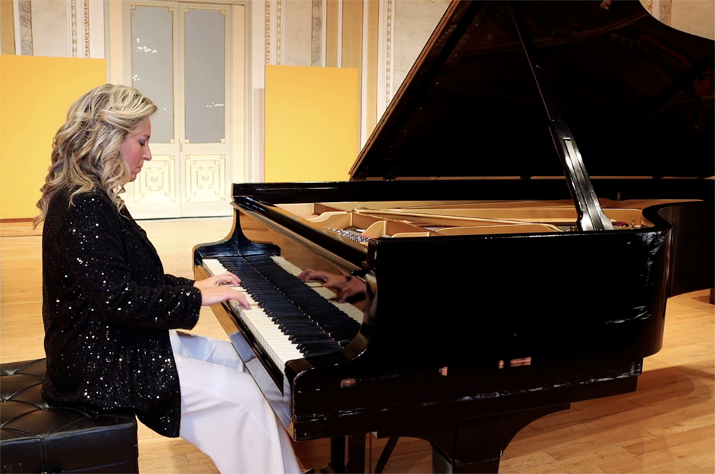 Tras la entrevista para TSN, Paula Coronas interpretó al piano Fandango de Málaga.