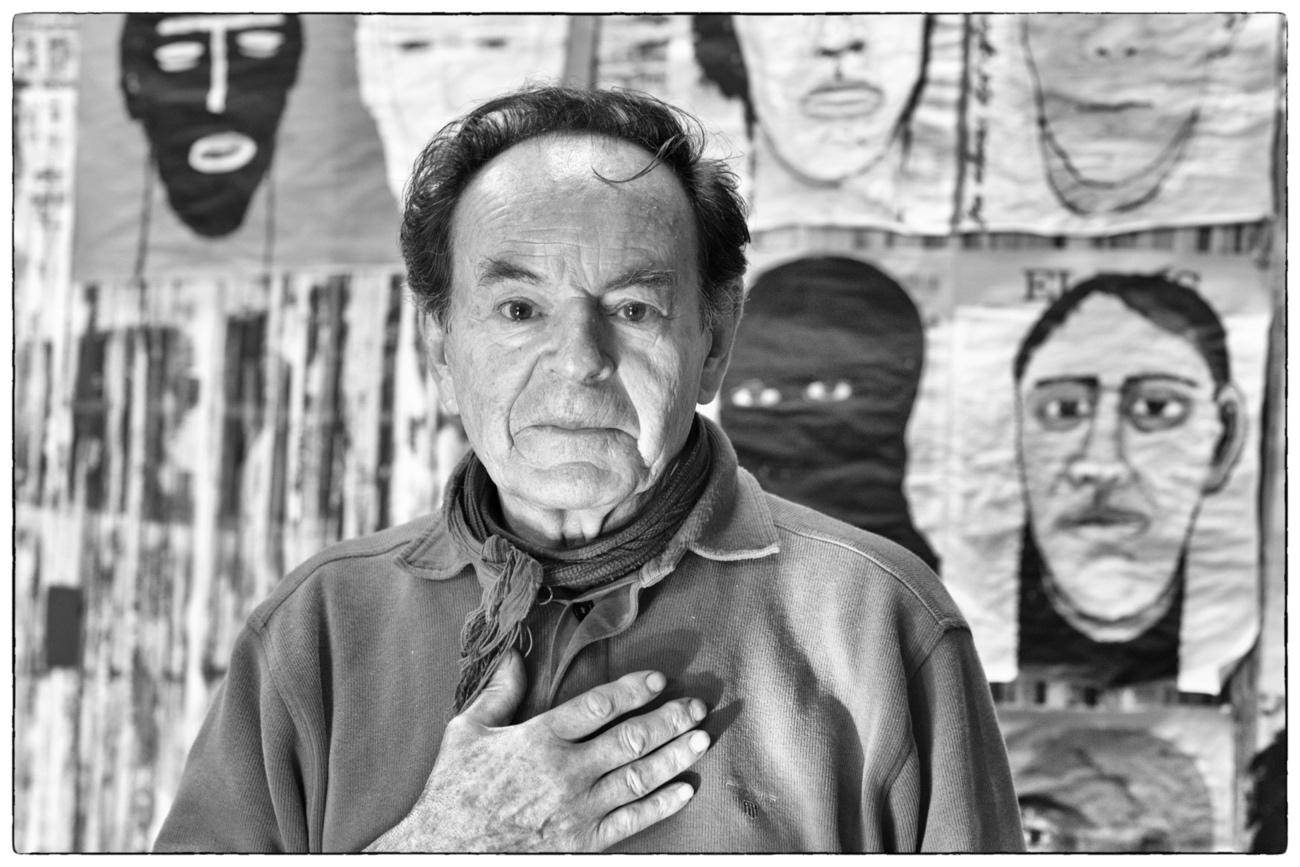Foto en blanco y negro de un hombre con barba y bigote
El contenido generado por IA puede ser incorrecto.
